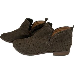 Dr, Scholl’s rise performance Lazer cut olive green slide in booties size xl